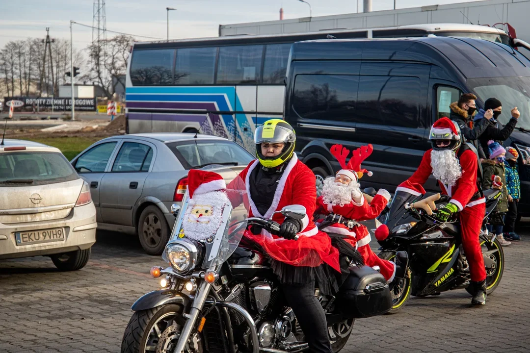 Kutnowscy Moto Mikołaje wyruszyli w paradę po Kutnie. Wkrótce dotrą na Plac Wolności