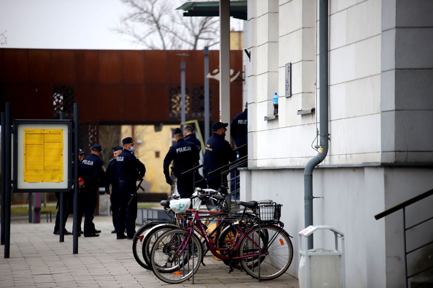 Grupa kibiców na kutnowskim dworcu. Miejsce zabezpiecza policja