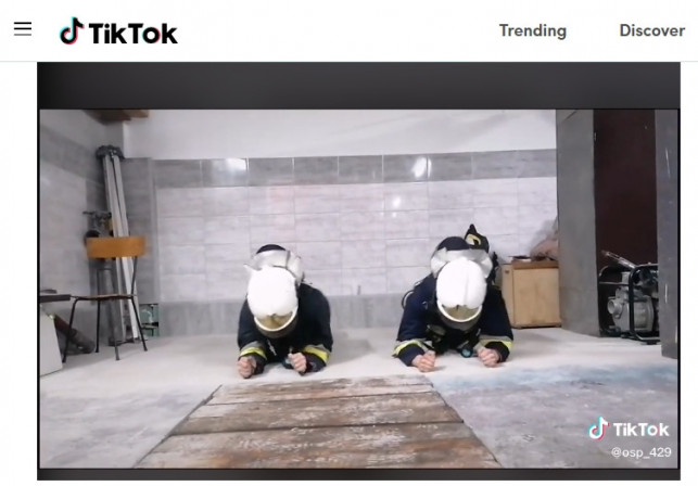 Strażacy z Żychlina robią furorę na TikToku! ''A Wy jak radzicie sobie przy zamkniętych siłowniach?'' - Zdjęcie główne