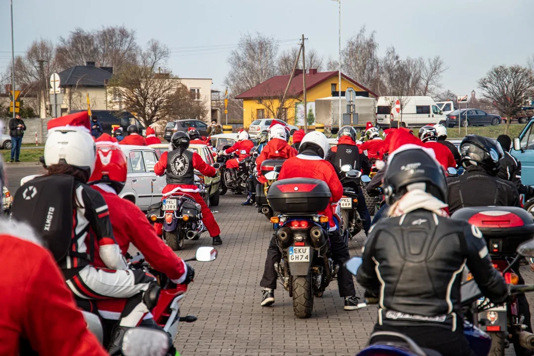 Kutnowscy Moto Mikołaje wyruszyli w paradę po Kutnie. Wkrótce dotrą na Plac Wolności