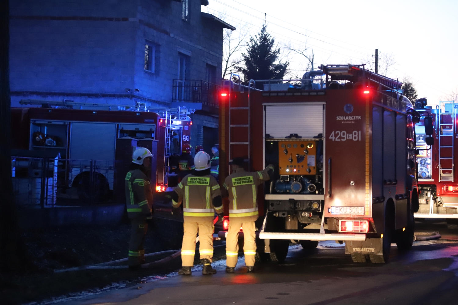 [ZDJĘCIA] Groźny pożar i niespodziewane problemy strażaków. W akcji kilka zastępów - Zdjęcie główne