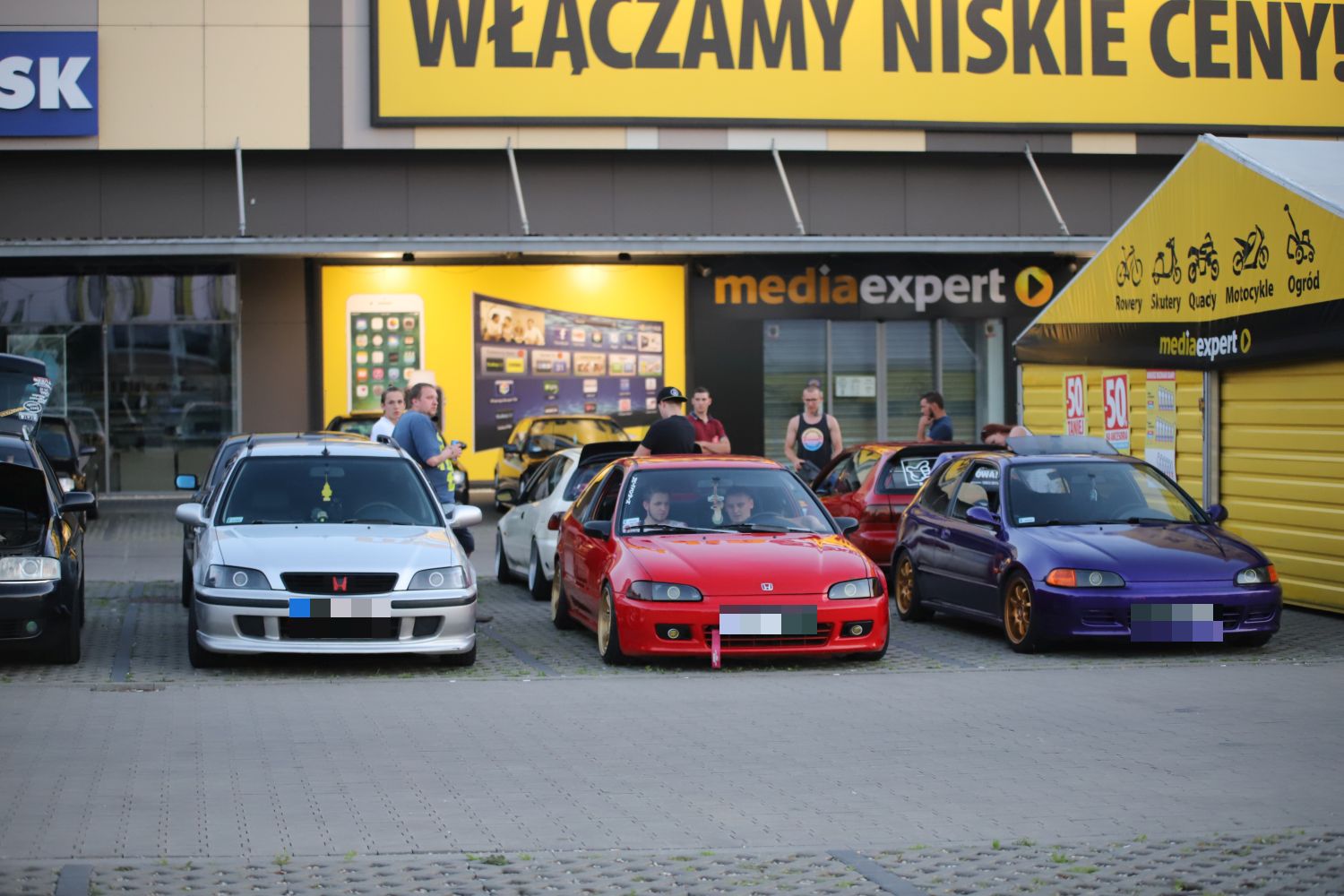 Ryk silników, pisk opon i setki osób pod galerią. Trwa Illegal Night Kutno