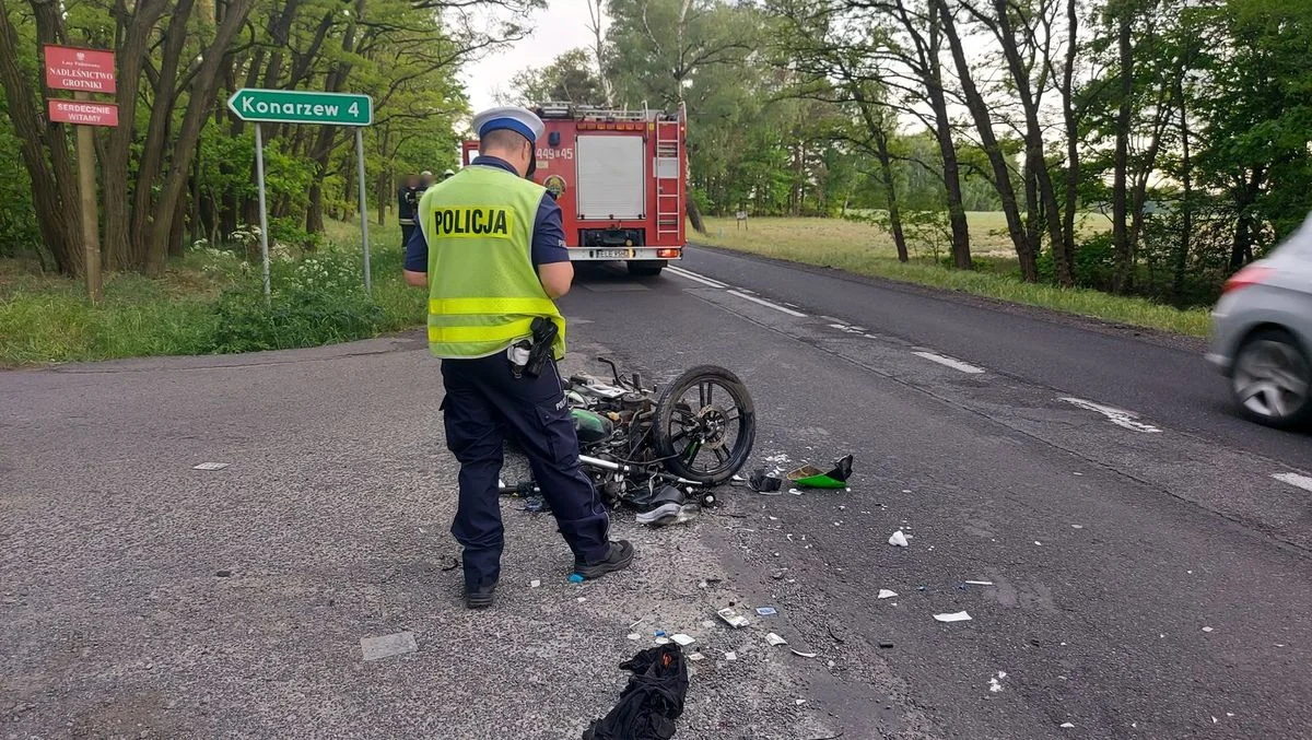 Groźny wypadek w regionie. Nastoletni motorowerzysta uderzył w naczepę ciężarówki - Zdjęcie główne