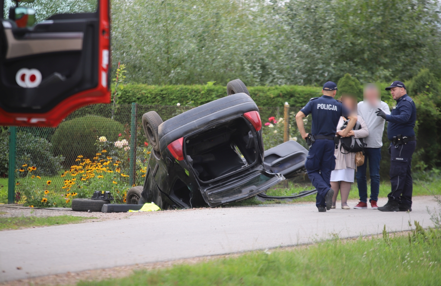  Dachowanie pod Kutnem. Na miejscu wszystkie służby, lądował śmigłowiec LPR