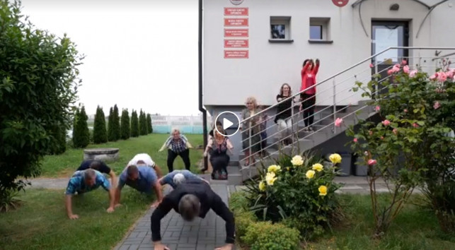 [WIDEO] Wójt robi pompki! Razem z urzędnikami pomaga malutkiej Zosi - Zdjęcie główne