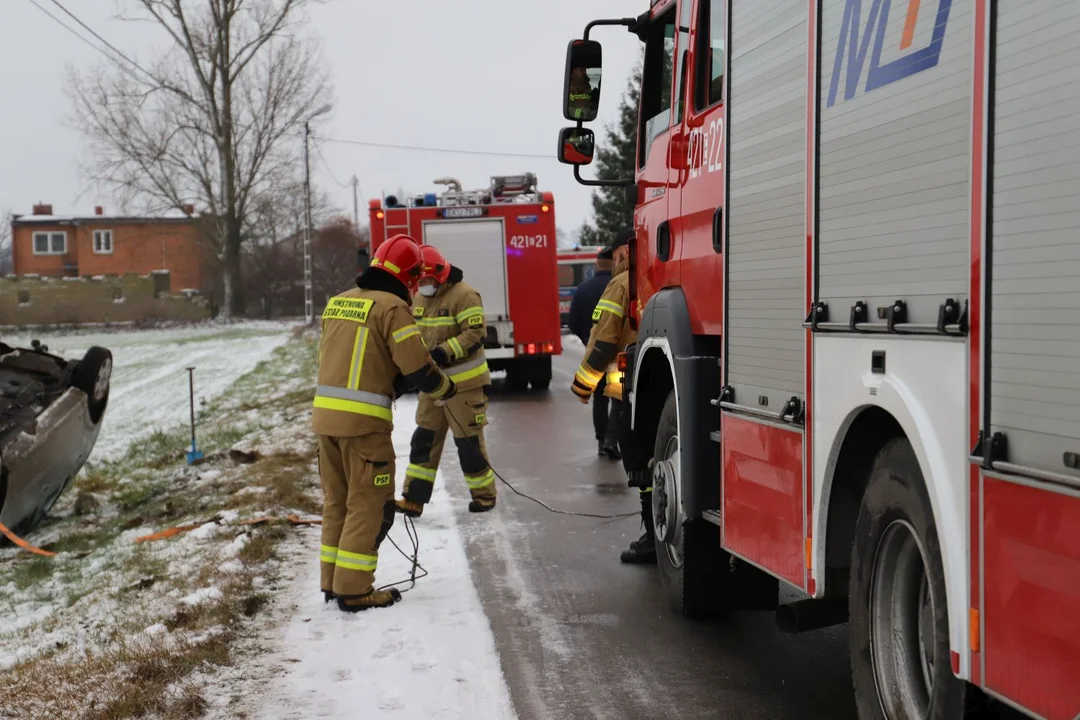 Wypadek pod Kutnem. Dachował samochód, jedna osoba ranna