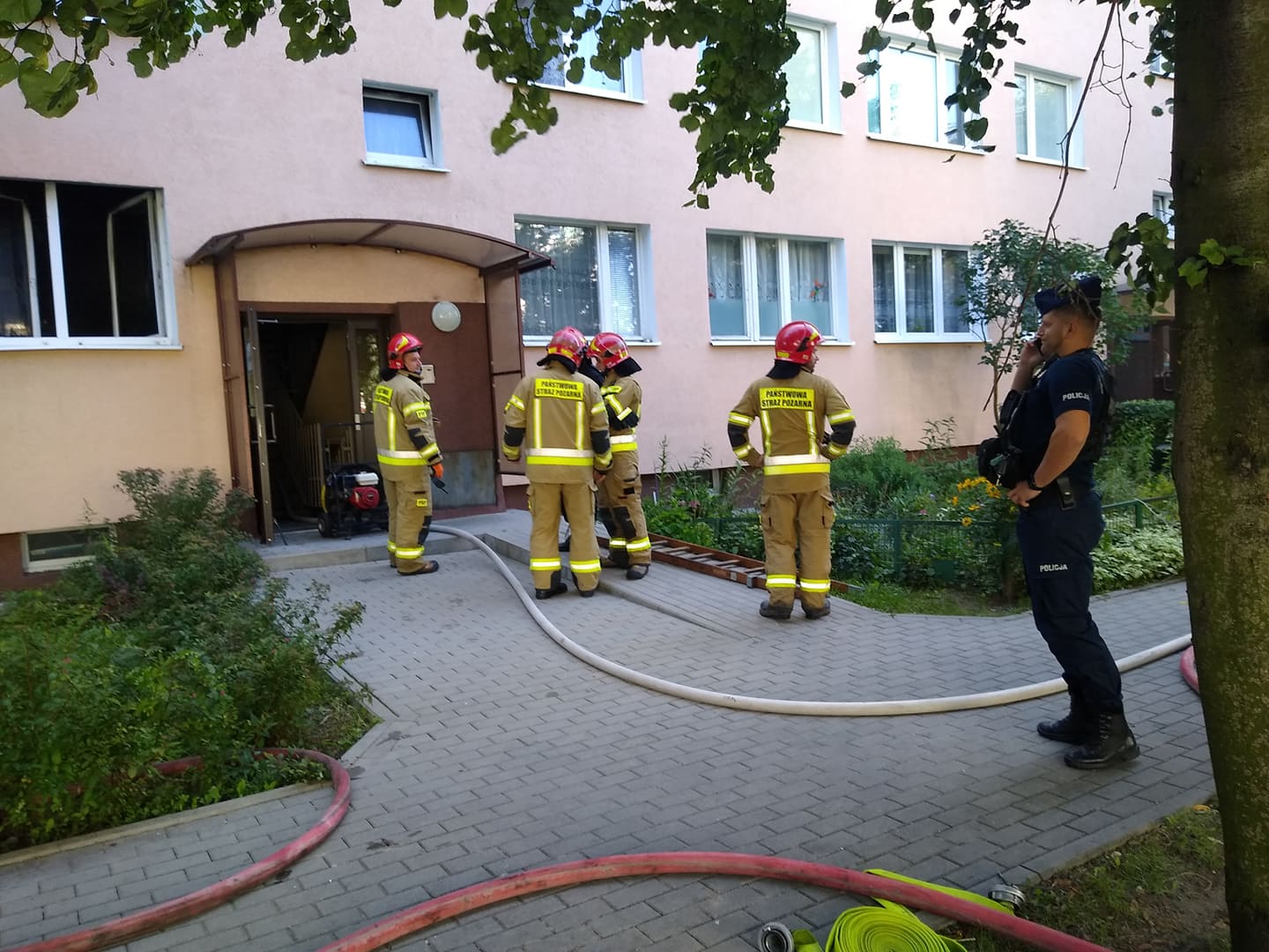 W Kutnie w mieszkaniu przy ulicy Wybickiego wybuchł pożar, strażacy ewakuowali mieszkańców