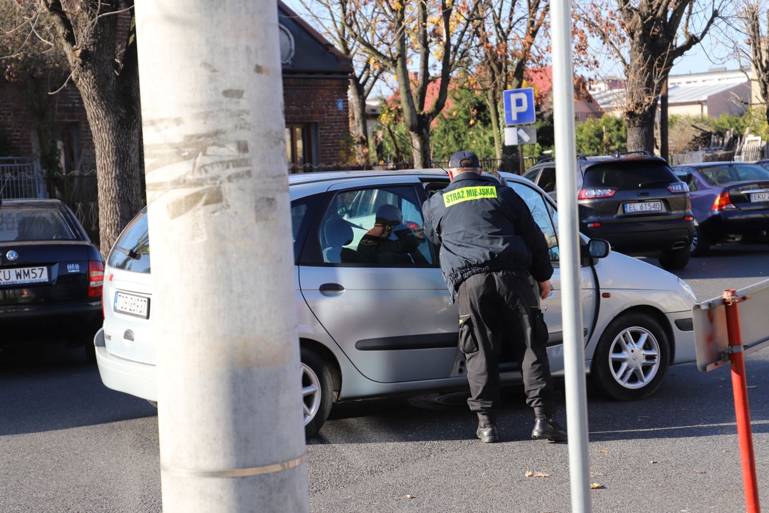 Policja i straż miejska pilnują porządku w związku z dniem Wszystkich Świętych