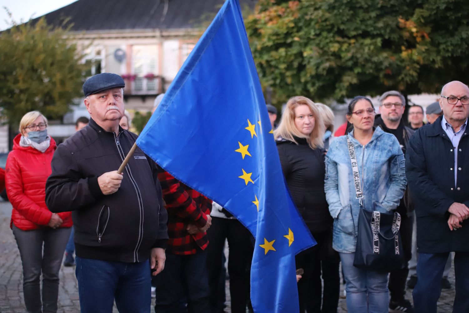 Protest „#Zostaję w Unii” w sercu Kutna. Kilkadziesiąt osób na Placu Piłsudskiego