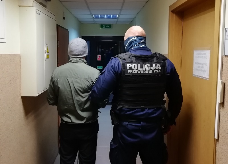 Policja z Kutna zatrzymała dwóch mężczyzn i kobietę