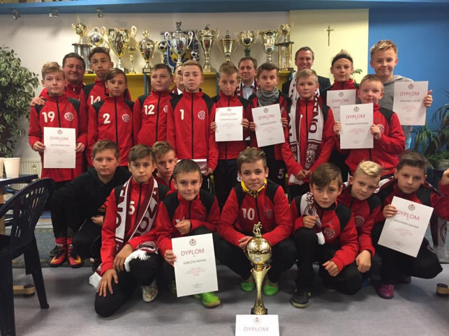 SL SALOS Róża Kutno 2004/05 walczy o awans do fazy wojewódzkiej - Zdjęcie główne
