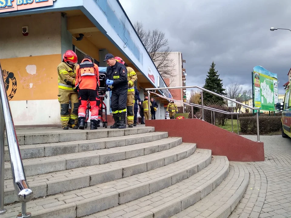 Akcja służb w centrum Kutna. Kobieta potrzebowała pilnej pomocy