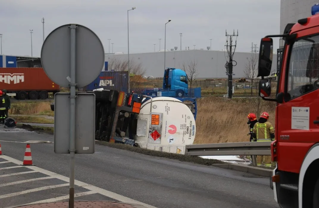 Straż pożarna komentuje wypadek z udziałem cysterny przewożącej niebezpieczną substancję