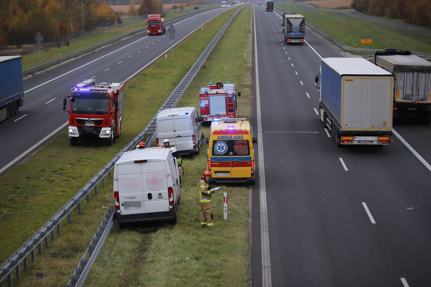 Na autostradzie A1 pod Kutnem samochód dostawczy zderzył się z ciężarówką