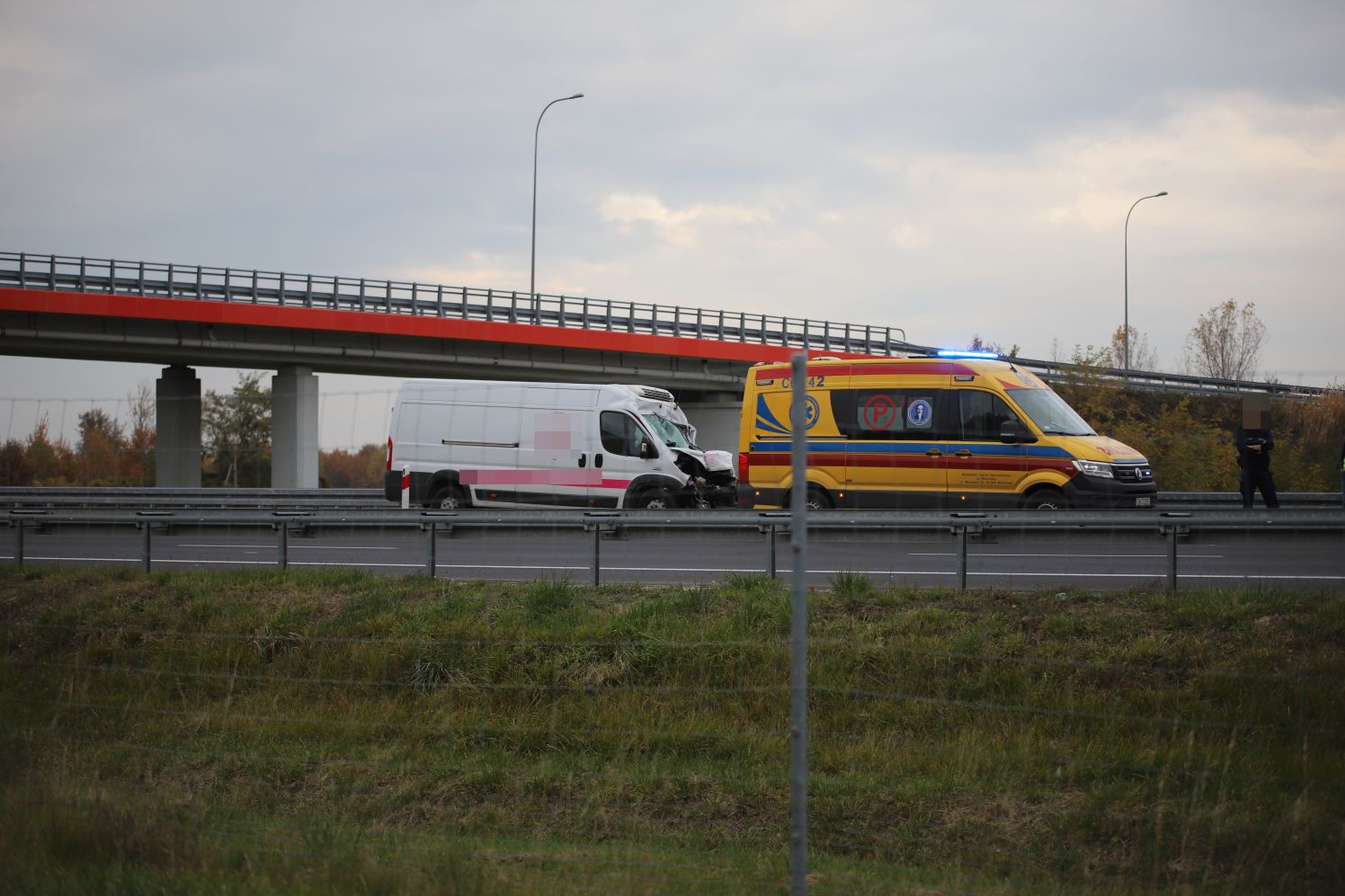 Na autostradzie A1 pod Kutnem samochód dostawczy zderzył się z ciężarówką