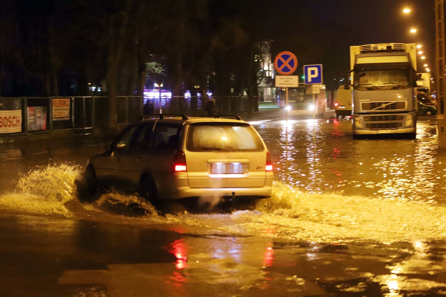 [ZDJĘCIA] Woda zalewa drogę. Gigantyczna awaria niedaleko dworca - Zdjęcie główne