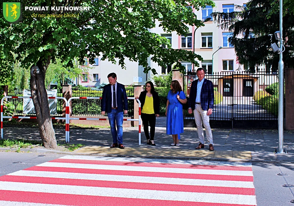 Przy szkołach pojawiły się nowoczesne przejścia dla pieszych. Teraz ma tu być bezpieczniej [FOTO] - Zdjęcie główne