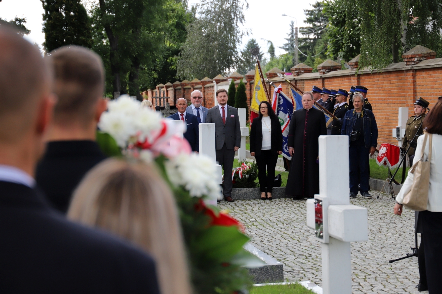 Przy pomniku poległych harcerzy i żołnierzy Wojska Polskiego zebrały się władze Powiatu Kutnowskiego, poczty sztandarowe i delegacje powiatowych służb, instytucji i szkół i placówek