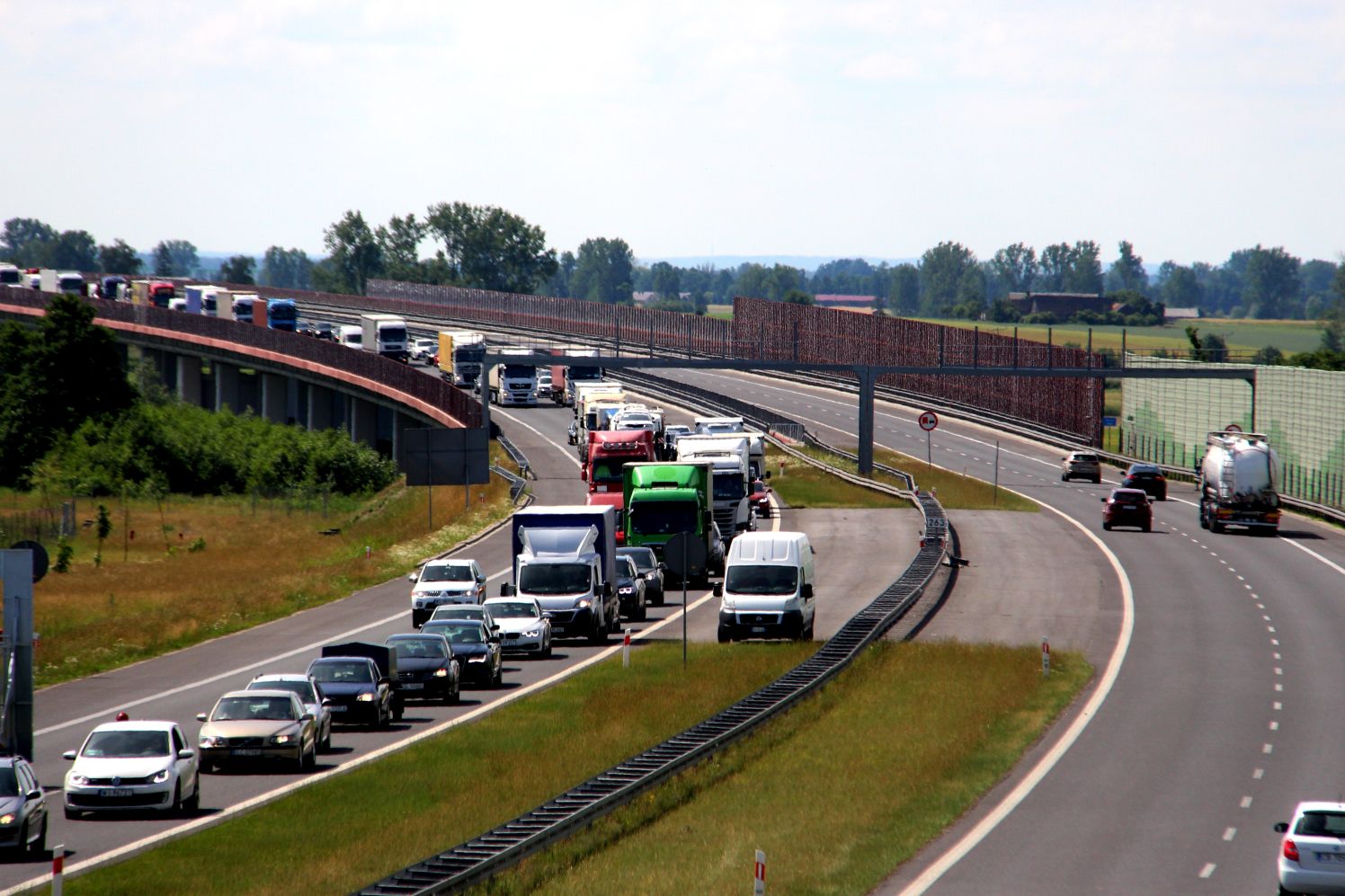 Duże utrudnienia na autostradzie: powstają kilkukilometrowe korki - Zdjęcie główne