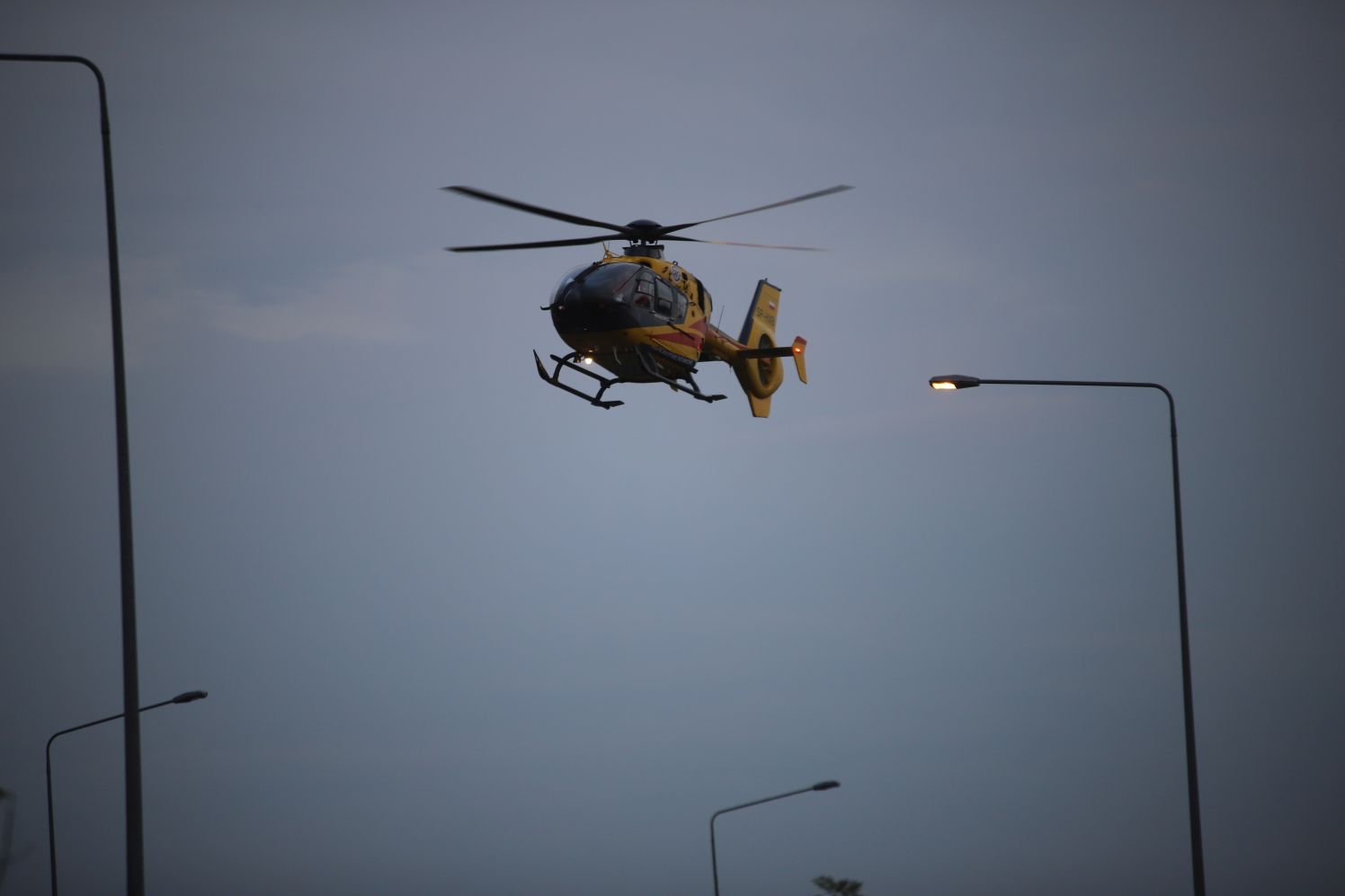 Na autostradzie pod Kutnem samochód zderzył się z ciężarówką, wśród poszkodowanych dziecko, lądował śmigłowiec