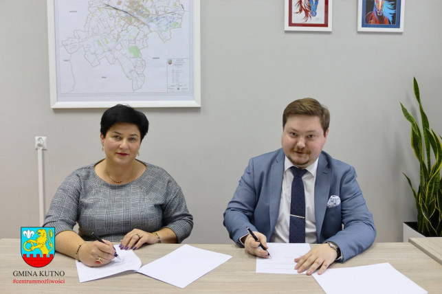 Przebudują prawie 2 km drogi. Wójt i starosta podpisali umowę  - Zdjęcie główne