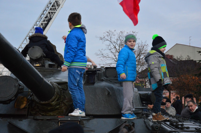 Militarna gratka na placu Piłsusdkiego. AMZ zaprezentował pojazdy wojskowe - Zdjęcie główne