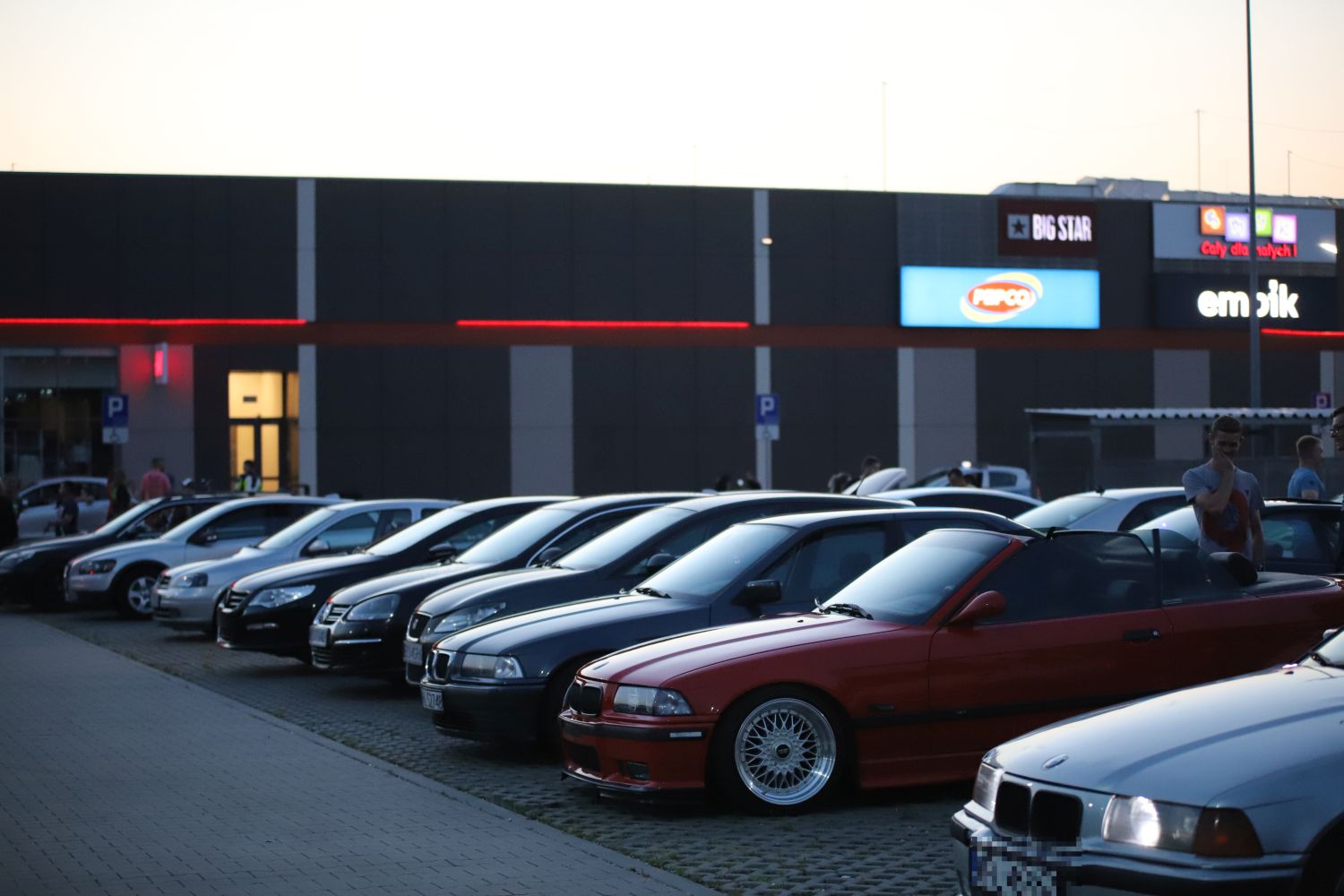 Ryk silników, pisk opon i setki osób pod galerią. Trwa Illegal Night Kutno