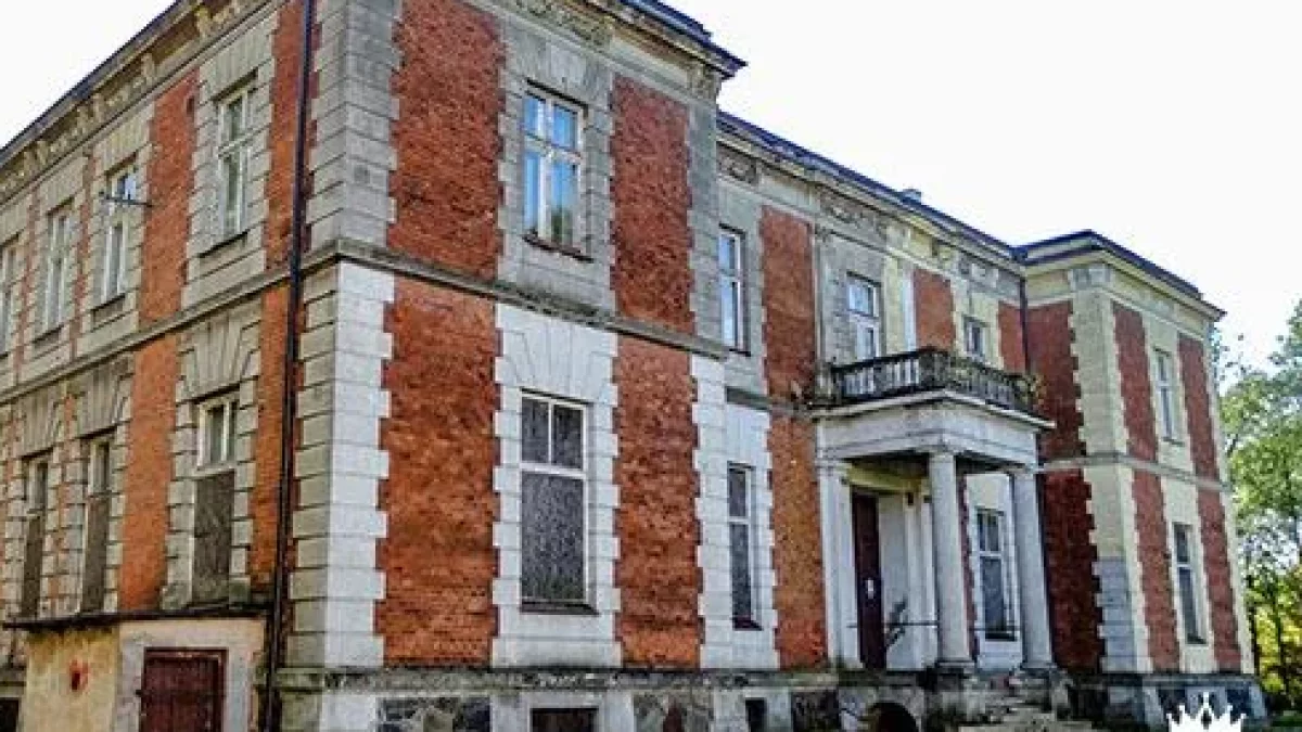 Historyczna wizytówka odzyskuje blask. realizowane są prace przy pałacu
