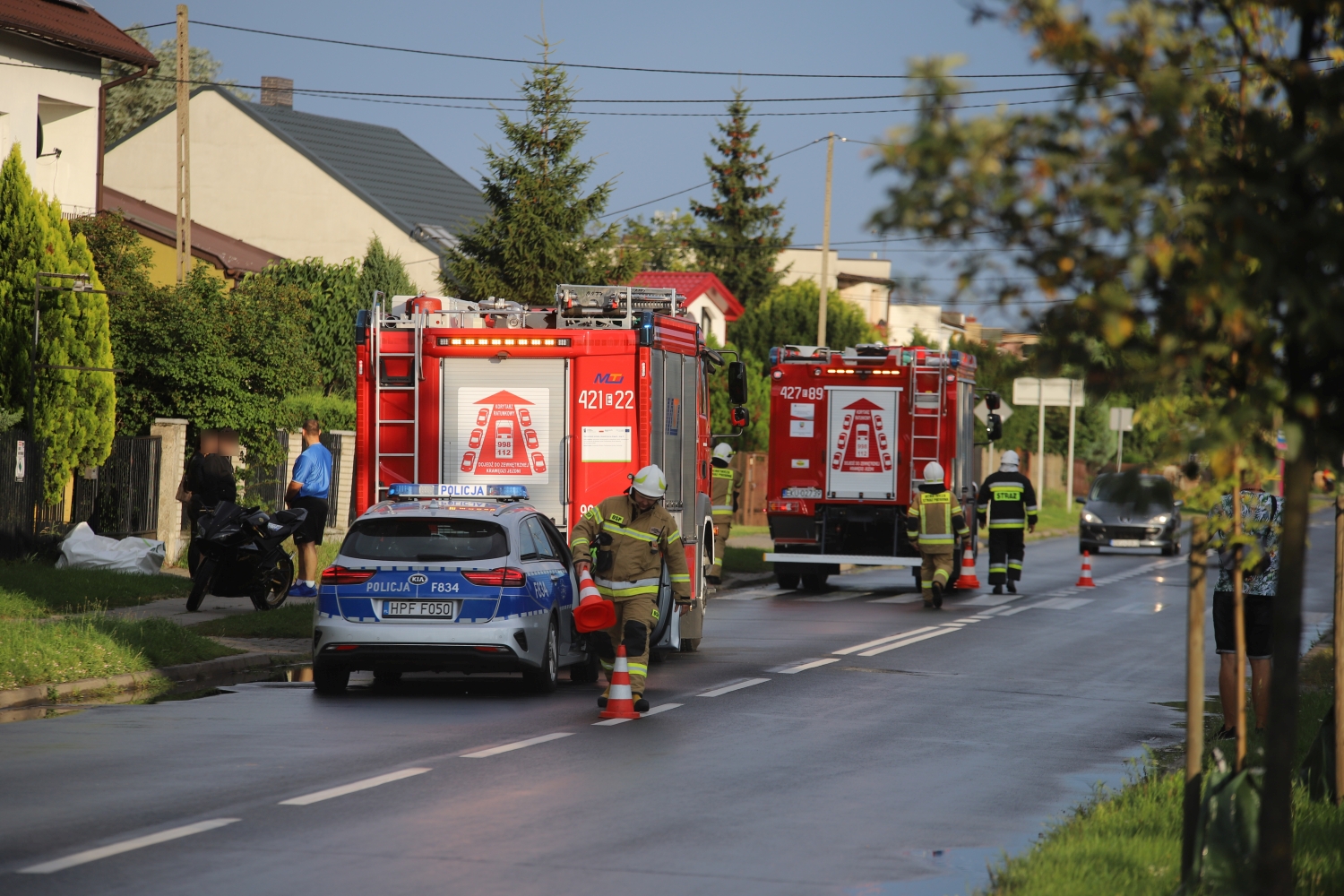 Motocyklem jechały dwie młode osoby