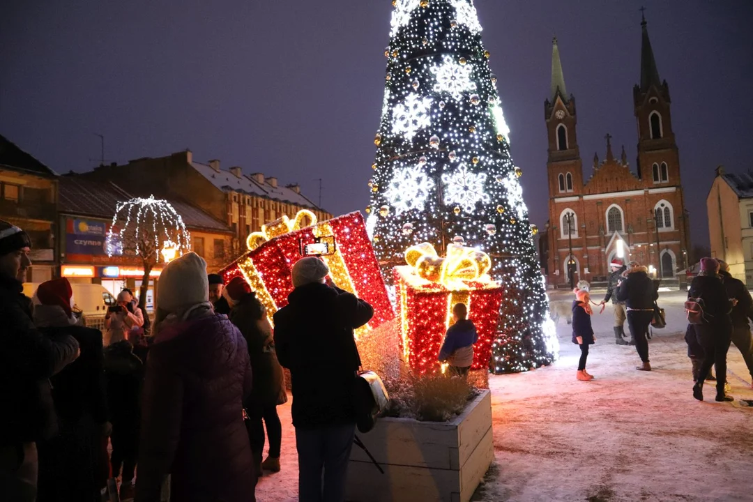 W Kutnie czuć klimat świąt. Dziś oficjalnie uruchomiono iluminację, w tym choinkę na Placu Wolności