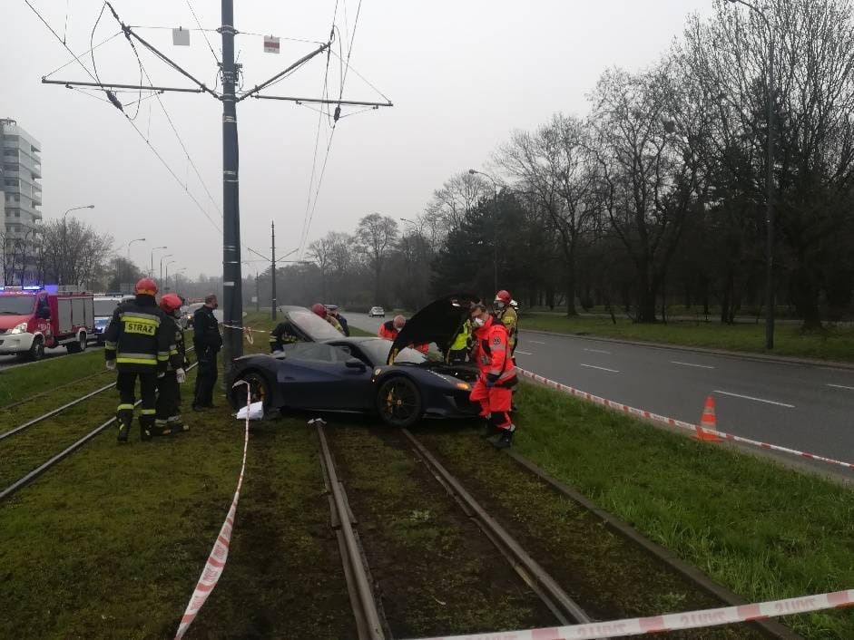 [FOTO] Łódź: rozpędzone ferrari rozbiło się na torach tramwajowych. Kierowca był pijany  - Zdjęcie główne