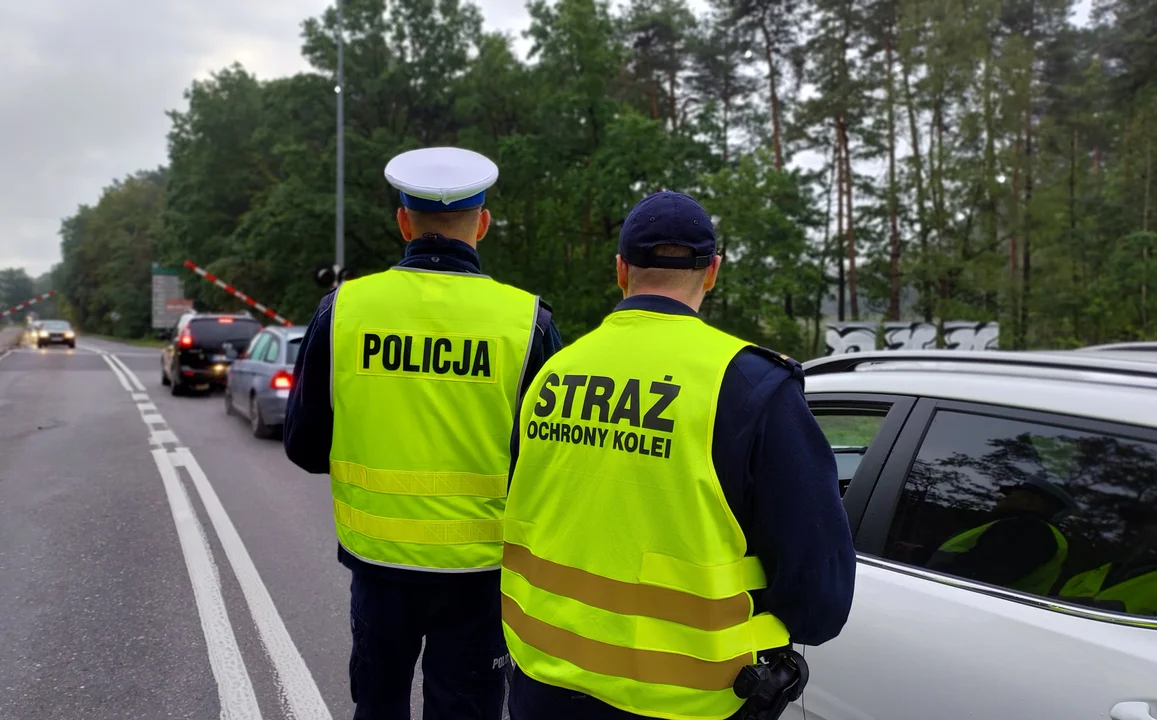 Wjechał autem na torowisko i utknął. Mogło dojść do tragedii  - Zdjęcie główne