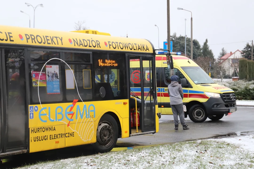 Autobus zderzył się z osobówką przy ul. Chrobrego w Kutnie