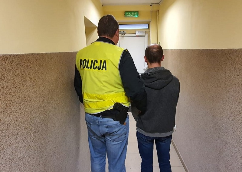 Łowcy pedofilów przekazali mężczyznę spod Kutna w ręce policji. 36-latek z zarzutami - Zdjęcie główne