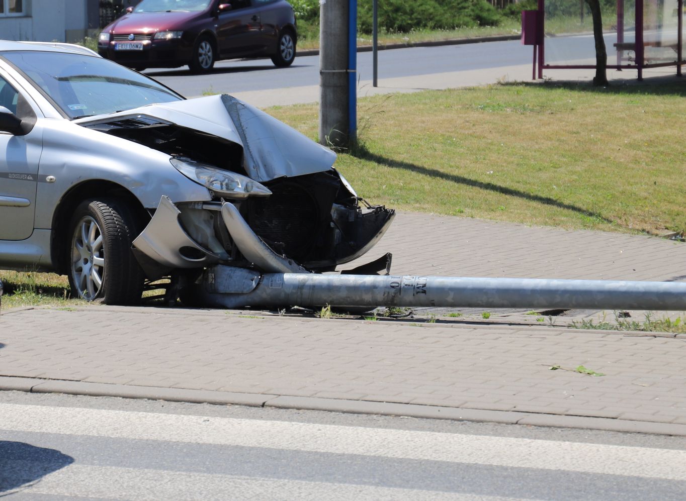 Kierowca auta stracił nad nim panowanie i uderzył w latarnię