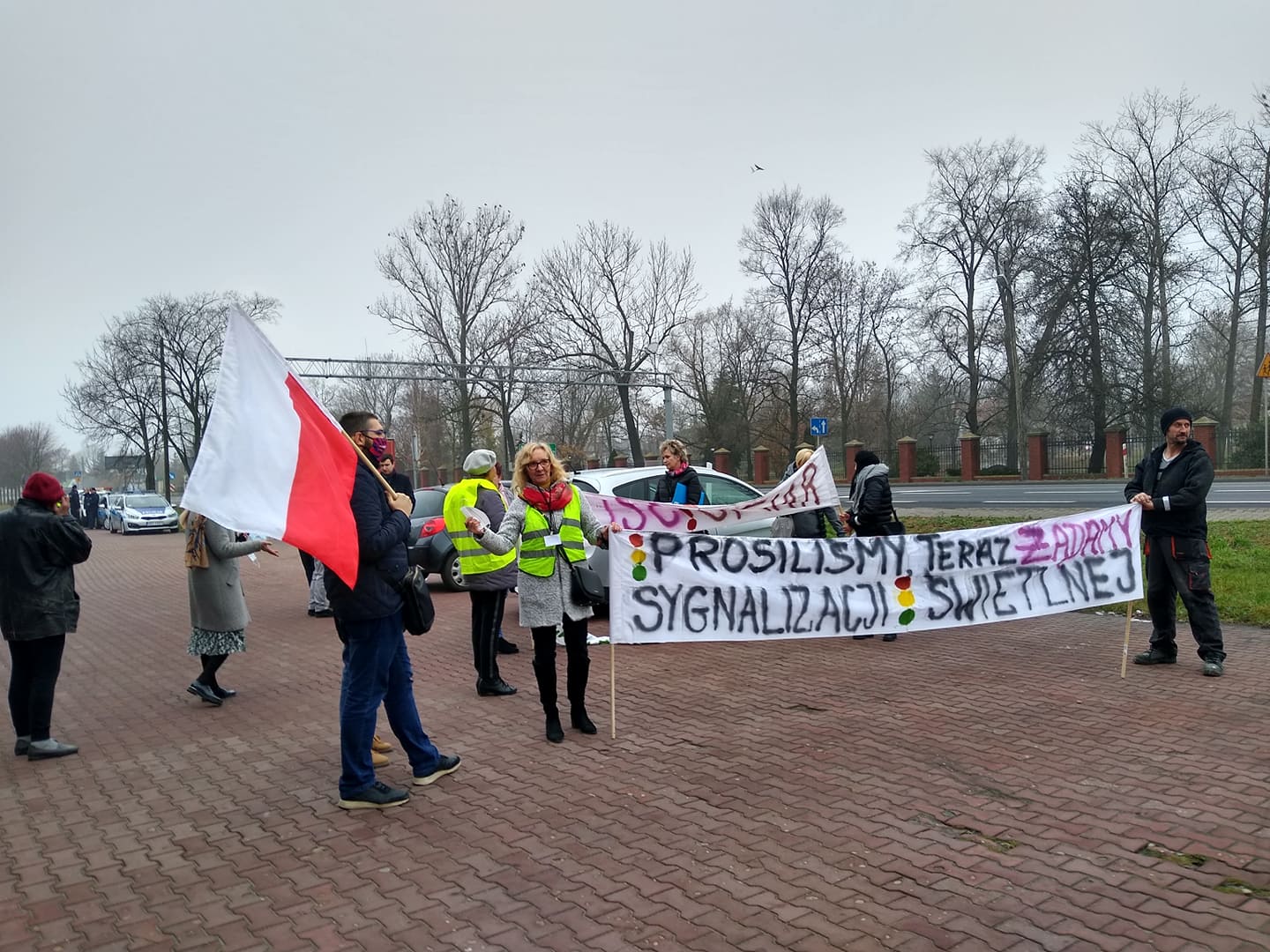 Trwa protest przy DK 92 w Bedlnie. Mieszkańcy żądają poprawy bezpieczeństwa