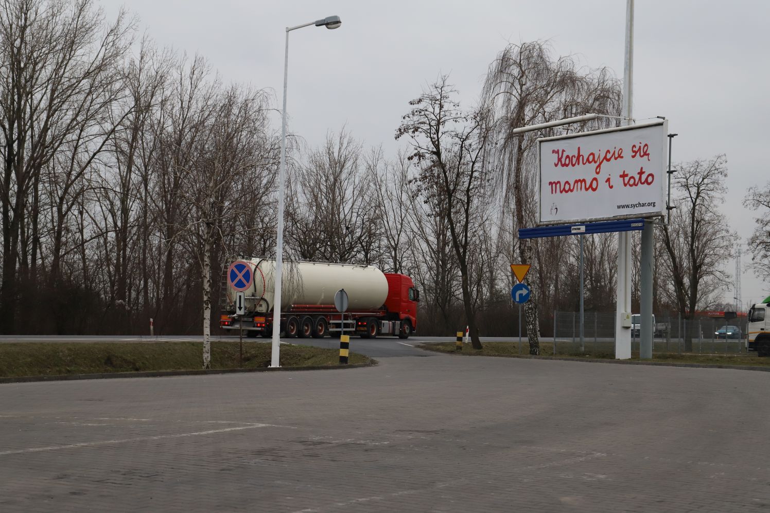 "Kochajcie się mamo i tato": o co chodzi z gigantycznym plakatem w Kutnie? - Zdjęcie główne