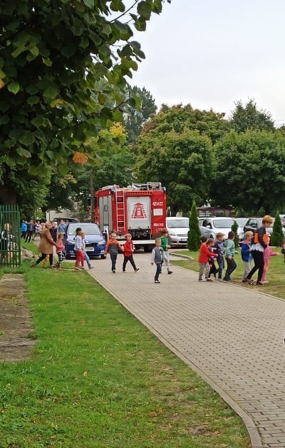 W jednej z kutnowskich szkół podstawowych przeprowadzono ewakuację budynku. Były to ćwiczenia pod okiem straży pożarnej