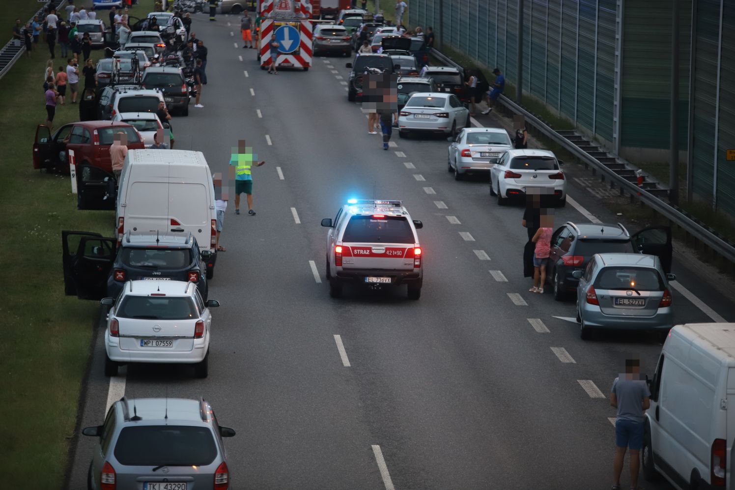 W wyniku wypadku na autostradzie pod Kutnem poszkodowane zostały trzy osoby, w tym małe dziecko