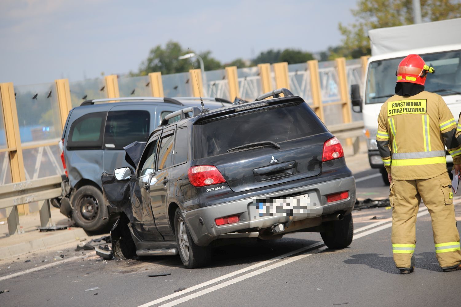 Kraksa z udziałem dwóch aut na wiadukcie. Są osoby poszkodowane 