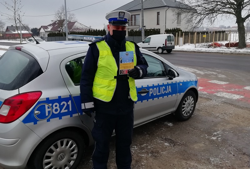 [ZDJĘCIA] Kutnowscy policjanci rozdawali ulotki i plakaty... w trzech językach. O co chodzi?  - Zdjęcie główne