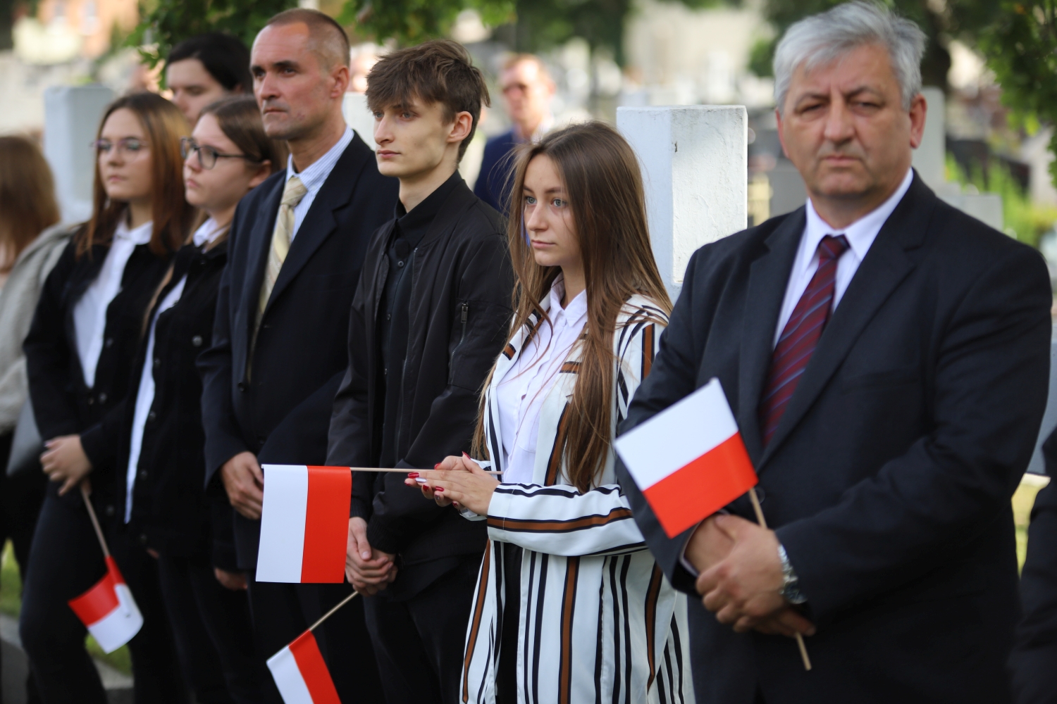 Przy pomniku poległych harcerzy i żołnierzy Wojska Polskiego zebrały się władze Powiatu Kutnowskiego, poczty sztandarowe i delegacje powiatowych służb, instytucji i szkół i placówek