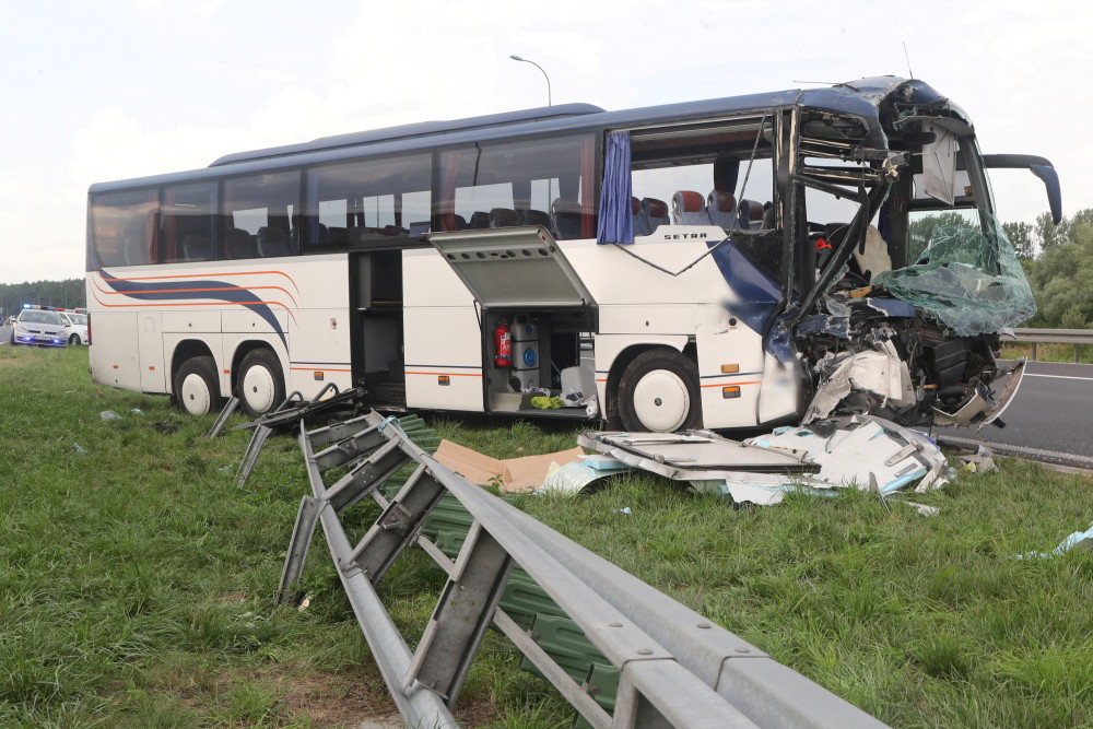 Na autostradzie autokar zderzył się z ciężarówką