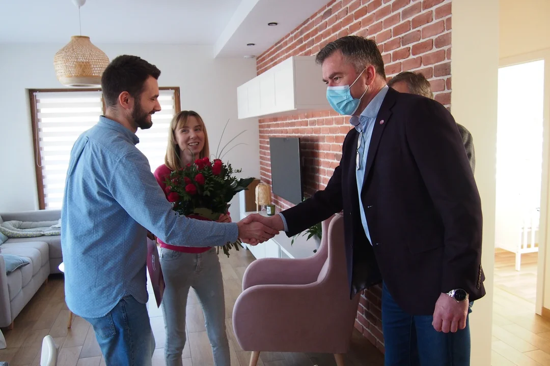 Władze Kutna złożyły gratulacje rodzicom trojaczków