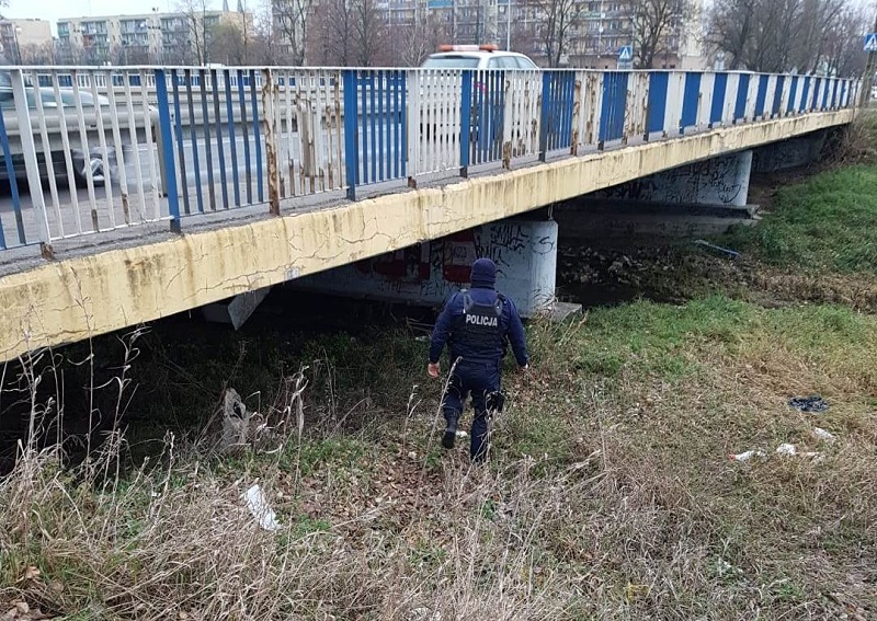 [FOTO] Kutnowscy policjanci pomagają bezdomnym. "Reagujemy na każde wezwanie" - Zdjęcie główne