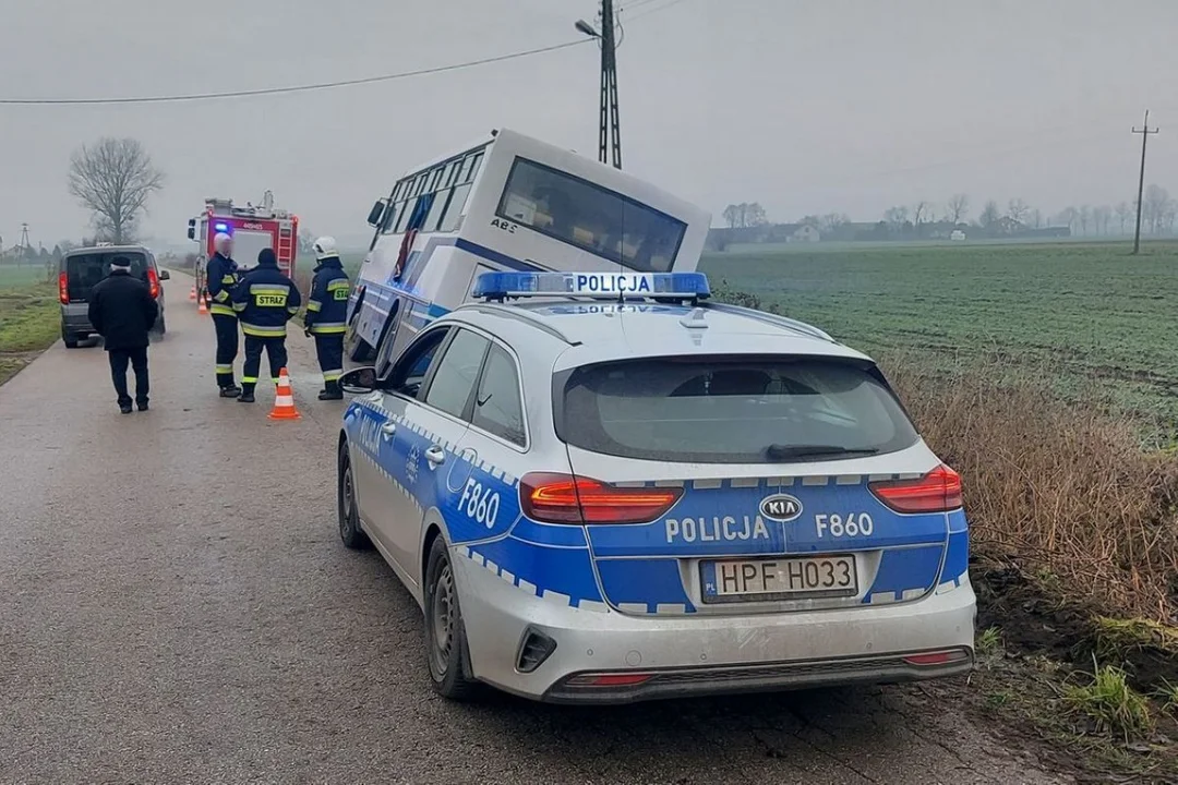 Groźny wypadek w regionie. Autobus szkolny wpadł do rowu, ewakuowano dzieci - Zdjęcie główne