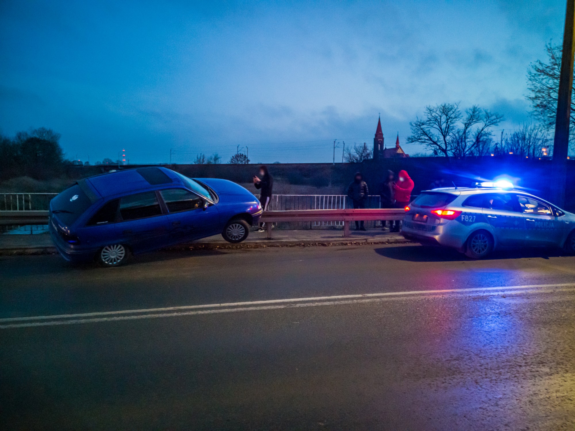 Kolizja na ulicy Troczewskiego w Kutnie. Auto wbiło się w bariery.