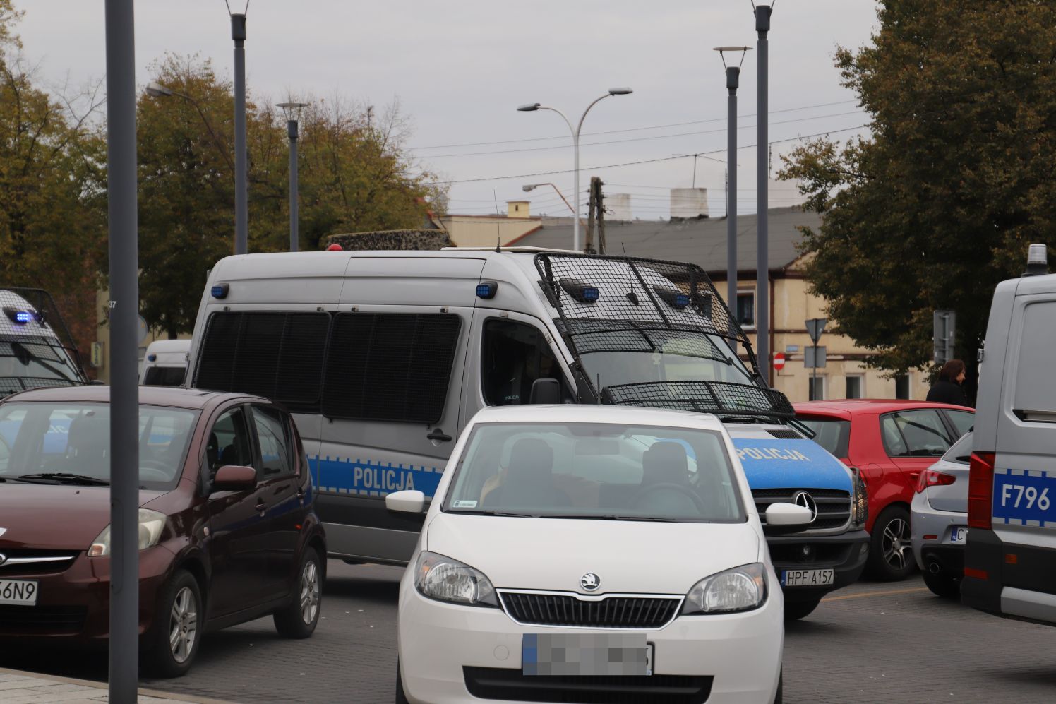 Policja zabezpiecza przejazd kibiców Lecha Poznań przez Kutno