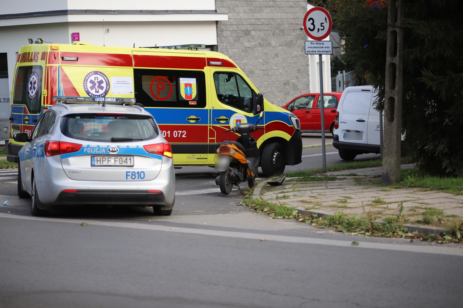 Na skrzyżowaniu ul. Mickiewicza i Słowackiego osobówka potrąciła motorowerzystkę