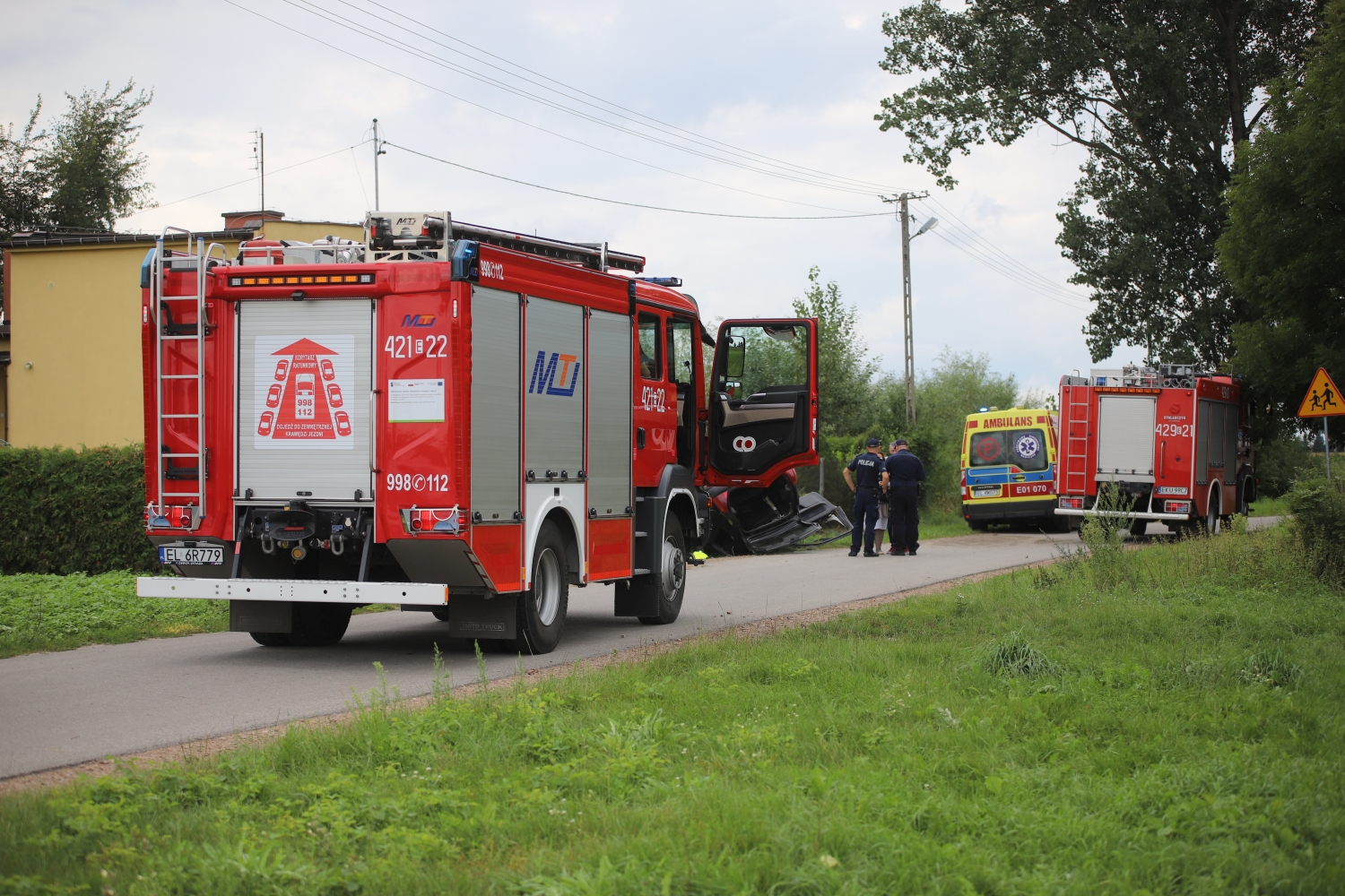  Dachowanie pod Kutnem. Na miejscu wszystkie służby, lądował śmigłowiec LPR